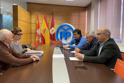 Un momento de la reunión mantenida entre el PP y la Comunidad de Regantes del Páramo Bajo de León y Zamora. DL