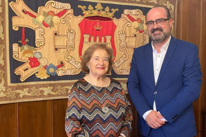 Yolanda Ordás, junto al alcalde de Ponferrada, Marco Morala, en una imagen difundida por el Ayuntamiento. DL