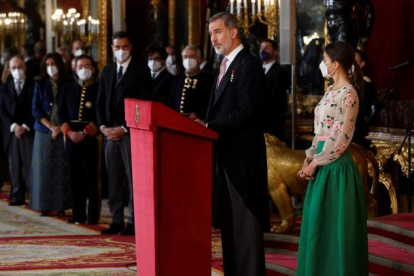 Los reyes, ayer, en la recepción al cuerpo diplomático en el Palacio Real. JUAN CARLOS HIDALGO