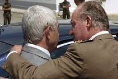 El Rey Juan Carlos conversa con el presidente de la Generalitat, Pasqual Maragall