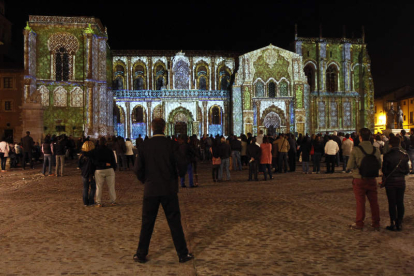 Imagen de archivo de una de las últimas proyecciones del espectáculo de luz y sonido de Xavier de Richemont sobre la fachada de San Isidoro.