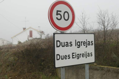 Cartel bilingüe en la zona de habla leonesa en Portugal. NORBERTO