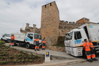 Trabajadores de FCC, con los nuevos vehículos a los pies del Castillo de Ponferrada. ANA F. BARREDO