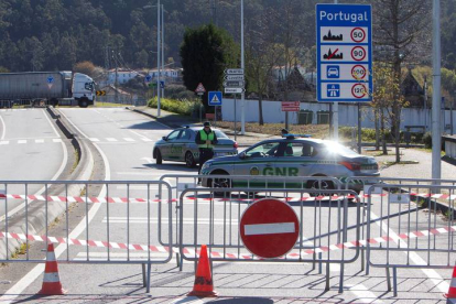 Lado portugués de la frontera de Goián cerrada a todo tipo de vehículos, el 17 de marzo.SALVADOR SAS
