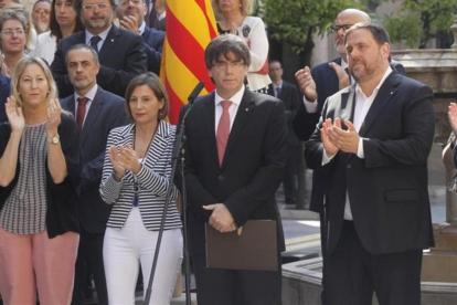 El 'president', Carles Puigdemont, y el vicepresidente del Govern, Oriol Junqueras, durante el anuncio de la fecha y la pregunta del referéndum.
