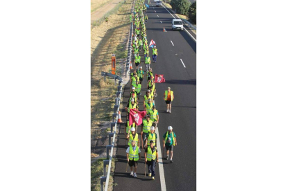 La columna minera prosigue su marcha por la Autovía del Noroeste sin sombras y a más de 30 grados. 
Norberto.