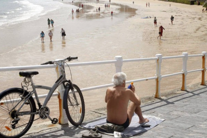 A muchos ciudadanos las elecciones generales les pillará en la playa. J. L. CEREIJIDO