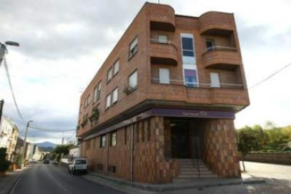 La sucursal de Caja España en San Miguel de las Dueñas está en un edificio de viviendas.