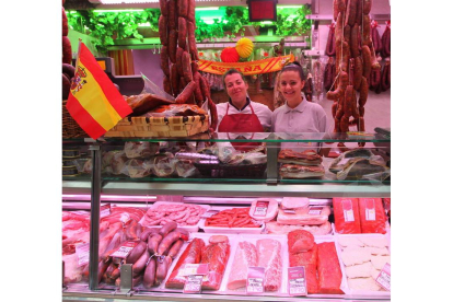 Cárnicas Suárez vende al público en el puesto que tiene en el Mercado del Conde Luna.