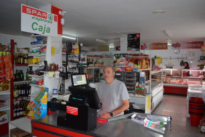 Imagen del supermercado de Pobladura de Pelayo García, en plena comarca del Páramo Leonés, regentado por el matrimonio Luis Miguel Lozano y Anabel del Caño. MEDINA