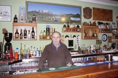 José Eugenio Cascos González en su bar y tienda de Maraña. CAMPOS