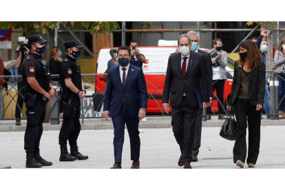 Quim Torra, a su llegada al Tribunal Supremo junto al vicepresidente, Pere Aragonès y la consellera Presidencia, Meritxell Budó. CHEMA MOYA