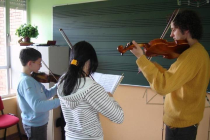 Alumnos en la Escuela Municipal de Música de San Andrés. DL