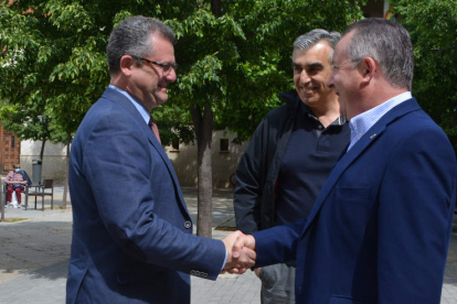 El consejero saluda a Donaciano Dujo, presidente de Asaja de Castilla y León, ayer en Palencia. EFE