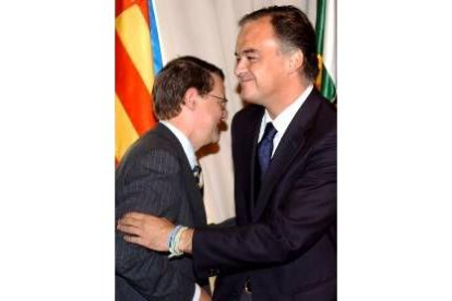 El ministro Jordi Sevilla saluda al consejero de Valencia Esteban González