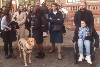 Silvia Lafuente, una joven leonesa con parálisis cerebral, pasea a diario sola por Ordoño II. Ayer su paseo fue multitudinario. Desde el rectorado hasta el Palacio de los Guzmanes una multitud de mujeres con diferentes discapacidades atravesaron la ciudad más accesible de la historia en silla de ruedas, con bastones o perros de asistencia. La diputada Carolina López y la comisaria europea de Igualdad, Helena Dalli, se sumaron a Zapatero en la recepción en el patio de la Diputación, donde inauguraron una exposición fotográfica que visibiliza a mujeres con discapacidad. GAITERO / PRADA