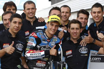 Navarro celebra su 'pole' con su equipo Honda en Silverstone.