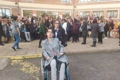 Silvia Lafuente, una joven leonesa con parálisis cerebral, pasea a diario sola por Ordoño II. Ayer su paseo fue multitudinario. Desde el rectorado hasta el Palacio de los Guzmanes una multitud de mujeres con diferentes discapacidades atravesaron la ciudad más accesible de la historia en silla de ruedas, con bastones o perros de asistencia. La diputada Carolina López y la comisaria europea de Igualdad, Helena Dalli, se sumaron a Zapatero en la recepción en el patio de la Diputación, donde inauguraron una exposición fotográfica que visibiliza a mujeres con discapacidad. GAITERO / PRADA     
GAITERO / PRADA