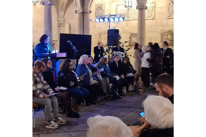 Silvia Lafuente, una joven leonesa con parálisis cerebral, pasea a diario sola por Ordoño II. Ayer su paseo fue multitudinario. Desde el rectorado hasta el Palacio de los Guzmanes una multitud de mujeres con diferentes discapacidades atravesaron la ciudad más accesible de la historia en silla de ruedas, con bastones o perros de asistencia. La diputada Carolina López y la comisaria europea de Igualdad, Helena Dalli, se sumaron a Zapatero en la recepción en el patio de la Diputación, donde inauguraron una exposición fotográfica que visibiliza a mujeres con discapacidad. GAITERO / PRADA