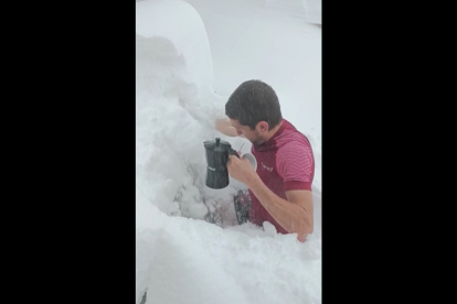 Fragmento del vídeo en el que Manuel Merillas se prepara un café durante la nevada del pasado miércoles. DL