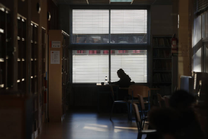 Una persona estudia en una bublioteca de la Universidad de León. JESÚS F. SALVADORES