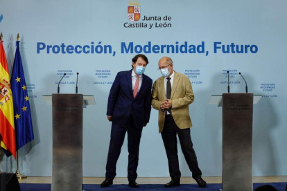 Alfonso Fernández Mañueco y Francisco Igea ayer, en la comparecencia para hacer balance de los dos años de legislatura. NACHO GALLEGO
