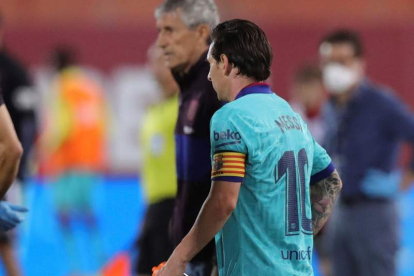 Quique Setién y el argentino Leo Messi durante una pausa para hidratarse. JUANJO MARTÍN