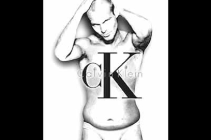 En la foto anterior ya se adivinaba de lejos al portentoso Ljungberg, pero si lo vemos como chico Calvin Klein mucho mejor. En 2002 fue elegido hombre mejor vestido de Suecia, pero aquí lo preferimos desnudo.