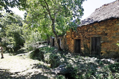 El emblemático pueblo de Cabrera Alta cuenta con la espectacular casa de la chimenea en forma de pagoda, los pajares de teito, la filial del Museo del Encaje, un taller de instrumentos y escultura en bronce y muchos más espacios que recrean la vida desde la Edad del Bronce (Aula Antropológica) hasta ahora. RAMIRO