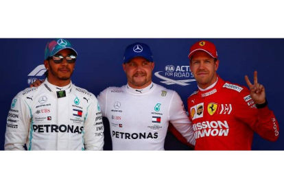 Hamilton, Bottas y Vettel posan tras la clasificación para el Gran Premio de España. E. FONTCUBERTA