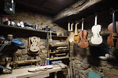 El emblemático pueblo de Cabrera Alta cuenta con la espectacular casa de la chimenea en forma de pagoda, los pajares de teito, la filial del Museo del Encaje, un taller de instrumentos y escultura en bronce y muchos más espacios que recrean la vida desde la Edad del Bronce (Aula Antropológica) hasta ahora. RAMIRO