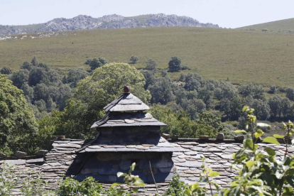 El emblemático pueblo de Cabrera Alta cuenta con la espectacular casa de la chimenea en forma de pagoda, los pajares de teito, la filial del Museo del Encaje, un taller de instrumentos y escultura en bronce y muchos más espacios que recrean la vida desde la Edad del Bronce (Aula Antropológica) hasta ahora. RAMIRO