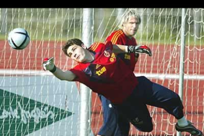 ¿Y de los nuestros?. Uno de los guapos declarados tiene pecas atractivas, unas manos muy grandes y lo para casi todo. A falta de Baía, Casillas es el portero más guapo de la eurocopa. Si es que...tenemos lo mejorcito en casa.