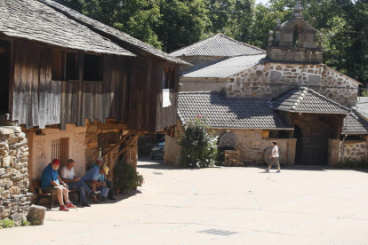 El emblemático pueblo de Cabrera Alta cuenta con la espectacular casa de la chimenea en forma de pagoda, los pajares de teito, la filial del Museo del Encaje, un taller de instrumentos y escultura en bronce y muchos más espacios que recrean la vida desde la Edad del Bronce (Aula Antropológica) hasta ahora. RAMIRO