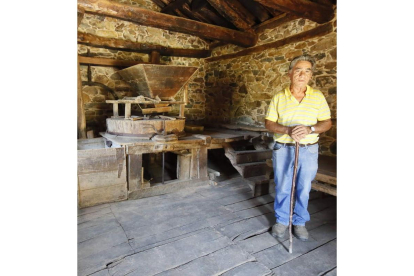 El emblemático pueblo de Cabrera Alta cuenta con la espectacular casa de la chimenea en forma de pagoda, los pajares de teito, la filial del Museo del Encaje, un taller de instrumentos y escultura en bronce y muchos más espacios que recrean la vida desde la Edad del Bronce (Aula Antropológica) hasta ahora. RAMIRO