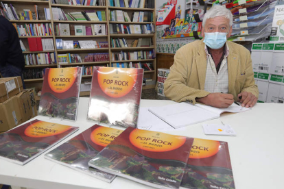 El periodista Toño Criado, ayer durante la firma de su  guía en la Librería Simón de Ponferrada. DE LA MATA