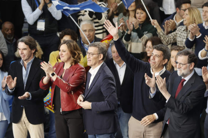 Feijóo con Aznar, Rajoy y otros cargos del PP ayer, en la clausura de la Intermunicipal en Valencia. KAI FORSTERLING