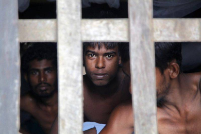 Immigrantes Rohinyás rescatados en Myanmar tras fugarse de Bangladesh.