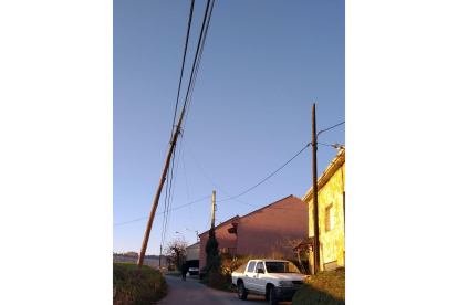 Desplome de un poste de telefonía ubicado en el Camino del Gato, en Ponferrada. ICAL