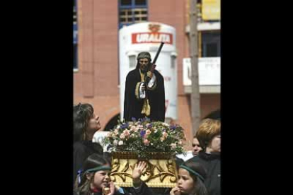 Los niños saludaban al público durante la procesión.