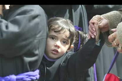 En esta procesión, son los niños los que pujan por el paso.