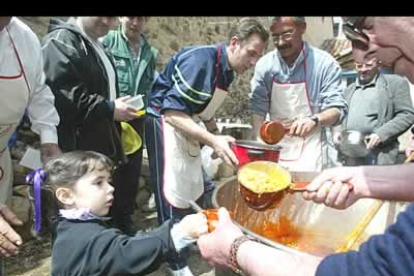 Y llegó el gran momento...Después de la procesión, el potaje, una tradición en La Bañeza que se remonta al siglo XVI.