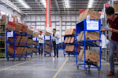 Trabajadores en un almacén logístico de Alibaba en Suzhou, China.