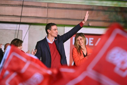 El candidato del PSOE a la presidencia, Pedro Sánchez, se dirige a sus seguidores. JUANJO MARTÍN