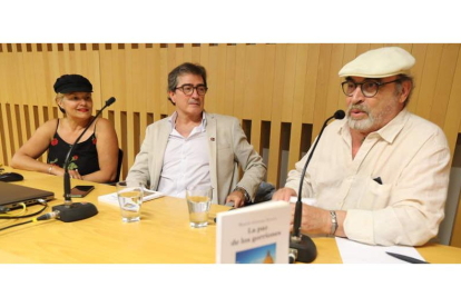 Ana Ibis, Martín Guevara y Pedro García Trapiello en la presentación del libro. RAMIRO