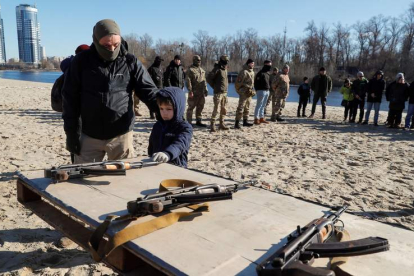 Un niño ucraniano recibe formación militar en Ucrania. SERGEY DOLZHENKO