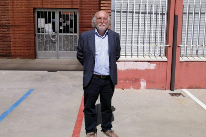 El nuevo director provincial de Educación, Javier Álvarez Peón, en un centro de Laciana. DL