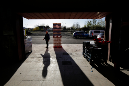 Los productos se almacenan en el nuevo local. FERNANDO OTERO