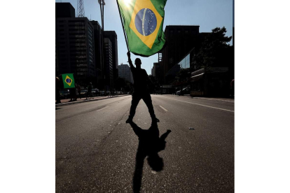 Un partidario de Bolsonaro, ayer por las calles de Brasilia. FERNANDO BIZERRA