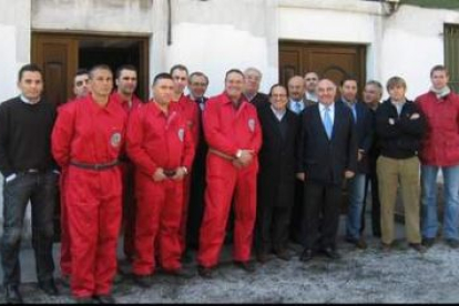 Los brigadistas y el presidente posaron con el director general de Protección Civil en su visita al